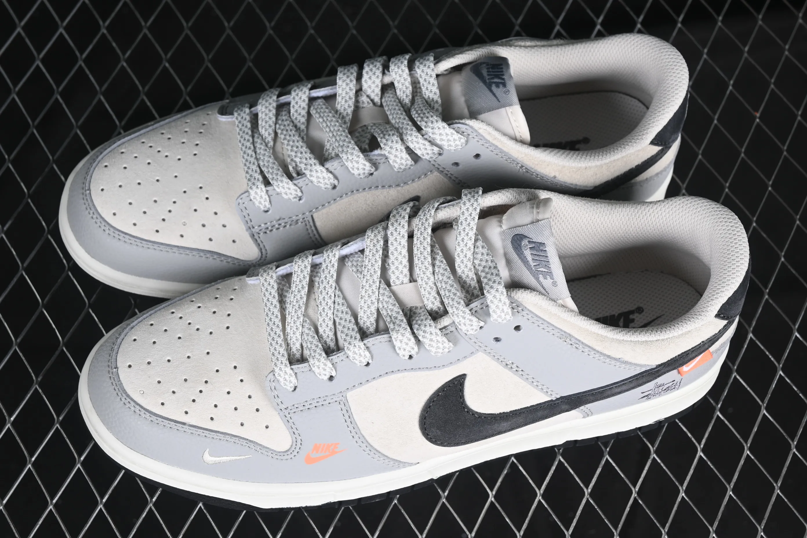 All categories Nk SB Dunk Series Nk SB Dunk Low High-end customized low-top sneakers Nk SB Dunk Low Stusi co-branded embroidered black hook Anniversary high-end customized low-top casual sneakers DJ2024-095